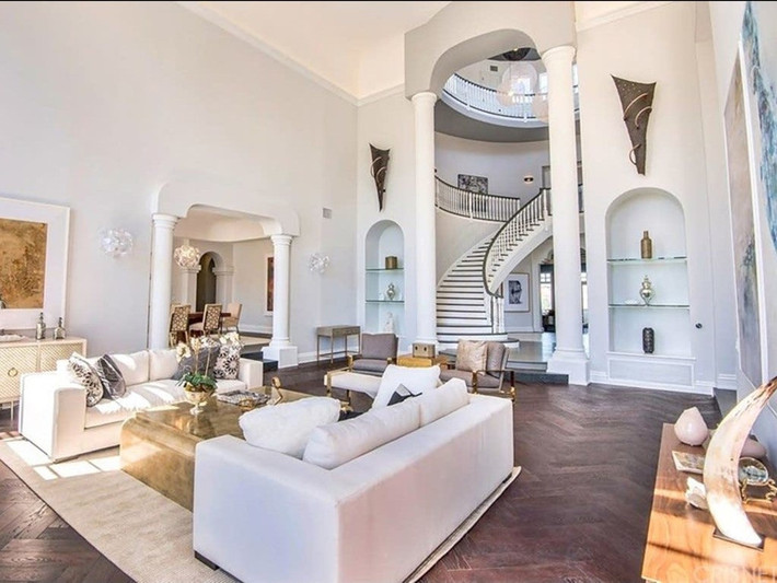 Tổng diện tích đất của căn biệt thự là hơn 14.000 m2. Biệt thự được xây dựng vào năm 1990 với những mái vòm cao và căn phòng rộng tới mức đáng kinh ngạc.