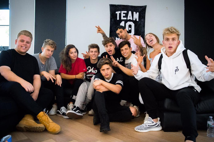 Thu nhập chủ yếu của Jake Paul tới từ quảng cáo và các giao dịch mua bán. Cùng với sự ăn nên làm ra của Team 10 và độ nổi tiếng ngày càng cao, thu nhập ước tính trong 2017 của anh không dưới 1 triệu USD.