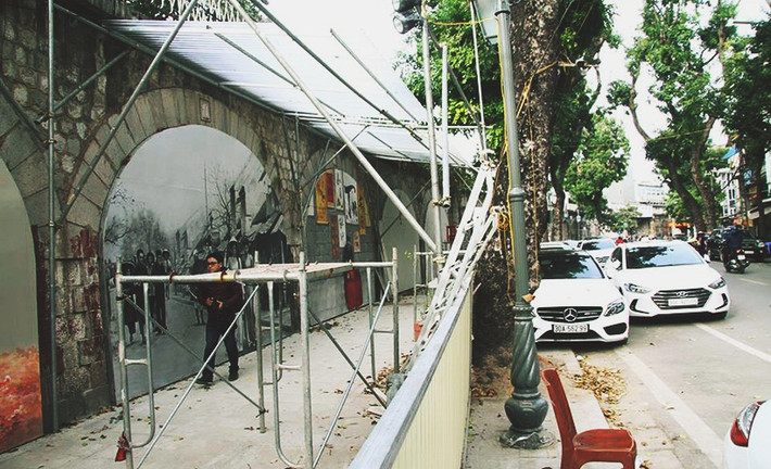 Chiều ngày 24/11, thông tin mới nhất với PV Kiến Thức, ông Phạm Tuấn Long - Phó Chủ tịch UBND quận Hoàn Kiếm (Hà Nội) cho biết: Dự án bích họa trên phố Phùng Hưng vẫn đang tiếp tục được triển khai.