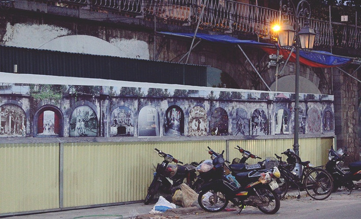  Dự án bích họa trên phố Phùng Hưng (quận Hoàn Kiếm, TP Hà Nội) bắt đầu được các họa sĩ Hàn Quốc thực hiện từ ngày 3/11/2017, với những nét vẽ đầu tiên ở các ô cầu số 56, 58, 59.