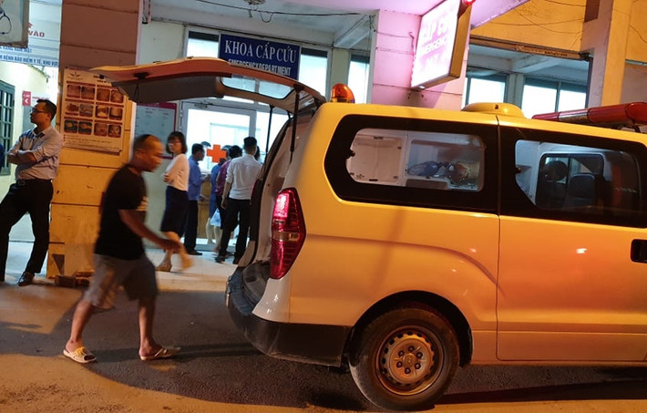 Đến 16h cùng ngày, vợ chồng anh Sơn nhận được thông tin từ giáo viên chủ nhiệm lớp về việc không thấy nam học sinh này đâu. Ngay sau đó, vợ chồng anh Sơn lập tức tới trường và giáo viên cho biết, hôm nay bé không đến lớp. Đến 16h45, nhà trường thông tin về việc con trai anh ngủ quên trên xe ôtô và đang được cấp cứu tại Bệnh viện E. Tuy nhiên khi vợ chồng anh Sơn đến bệnh viện thì bé L. đã tử vong.