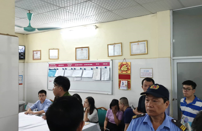 Theo lời của anh Lê Văn Sơn, khoảng 7h sáng 6/8, vợ chồng anh đưa con trai đến điểm đón học sinh ở phố Yên Hòa để tới Trường Quốc tế Gateway học tập. Đây là buổi thứ hai cháu L học tại ngôi trường này. Sau khi giáo viên của Trường Gateway đón bé L lên xe, vợ chồng anh Sơn yên tâm đi làm như mọi ngày.