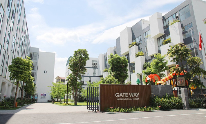 Theo tìm hiểu của PV Kiến Thức, trường Gateway Hà Nội được thành lập năm 2015, qua sự hợp tác quốc tế giữa trường mầm non Quốc tế Sakura Montessori và tổ chức giáo dục Gateway Education Global với Chương trình giáo dục Hiện đại của nhóm “Cánh Buồm” do nhà giáo Phạm Toàn sáng lập.