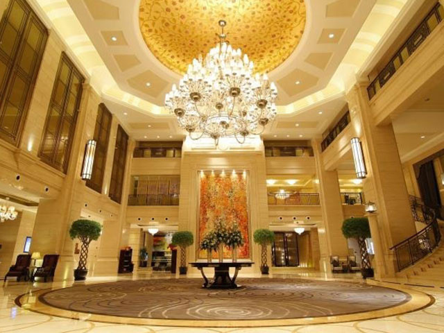 Phần lớn những mẫu hoa văn họa tiết trang trí trong nhà được dát vàng này đều do những người thợ từ Hàn Quốc thiết kế. (Ảnh: viettimejsc.com).