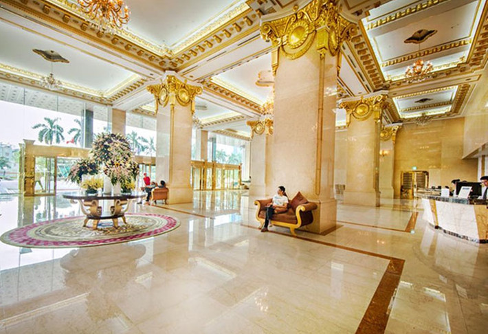 Từ ngoài sảnh đến trần hành lang, những cột trụ cao hay các họa tiết trang trí bên trong khách sạn Grand Plaza đều dát vàng rực rỡ.