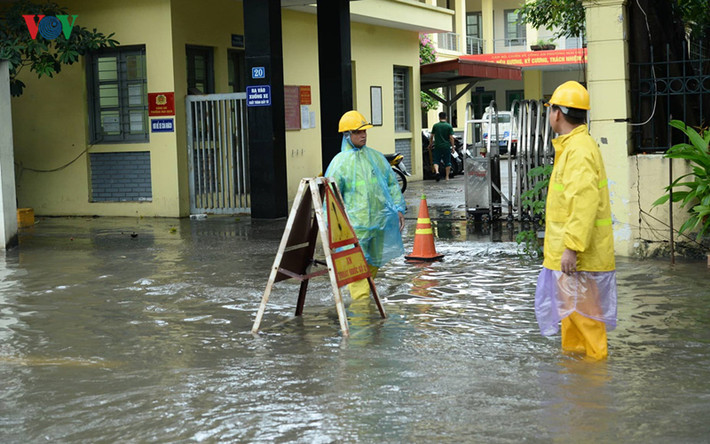 Đoạn ngập sâu ngay trụ sở Công an phường Mai Dịch.