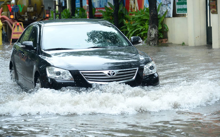 Đoạn đường như biến thành sông.