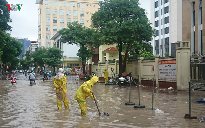 Các nhân viên túc trực trên phố Phan Văn Thường.