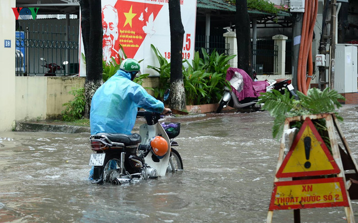 Nhiều xe máy cố vượt qua đoạn đường ngập nước này đã chết máy phải dắt bộ.