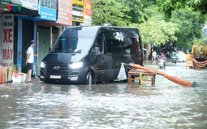 Nhiều đoạn trên phố Trần Bình, quận Cầu Giấy ngập sâu đến nửa mét.