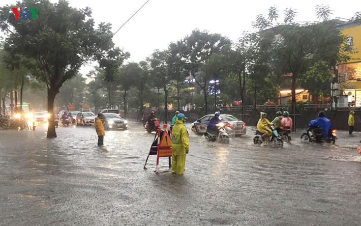 Nhân viên thoát nước túc trực tại "điểm ngập" ngõ 165 Thái Hà.