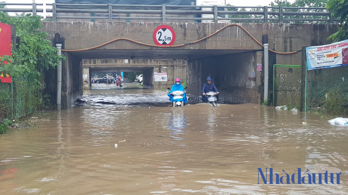 Do ảnh hưởng hoàn lưu bão số 3, trưa và chiều 3/8, khu vực Hà Nội có mưa to đến rất to. Theo ghi nhận của phóng viên Nhadautu.vn, khu vực Đại lộ Thăng Long giao nhau với Lê Trọng Tấn bị ngập sâu, có nới từ 0,5-1m.