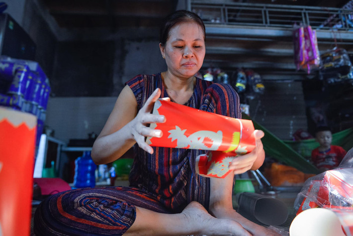 Bà Nguyễn Thị Hoa (53 tuổi) chia sẻ bình thường làm nông nghiệp, cứ tầm cuối tháng 6 âm, nhu cầu làm hàng vàng mã tăng cao bà bắt đầu nhận gia công cho các xưởng sản xuất trong vùng.