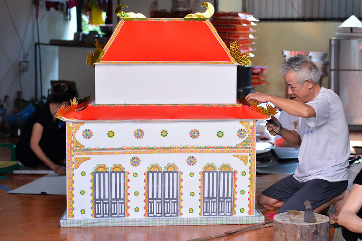Nhiều mặt hàng lạ được các gia đình trong làng nghề nhận làm theo yêu cầu của khách hàng. Ông Nguyễn Văn Thoái (68 tuổi) đang hoàn thiện các công đoạn cuối cùng của một ngôi nhà "khổng lồ". Ông chia sẻ làm một ngôi nhà to như thế này mất 4 ngày: "Hôm nay tôi phải làm qua trưa để buổi chiều kịp giao hàng cho khách ở Hà Nội".