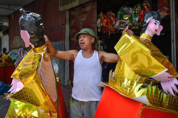 Ông Nguyễn Văn Nam (61 tuổi) chủ một cửa hàng thu mua vàng mã có tiếng ở xã Song Hồ (Bắc Ninh) cho biết giá thành các mặt hàng năm nay không biến động nhiều, chỉ có số lượng tiêu thụ giảm đến 40% so với năm trước.
