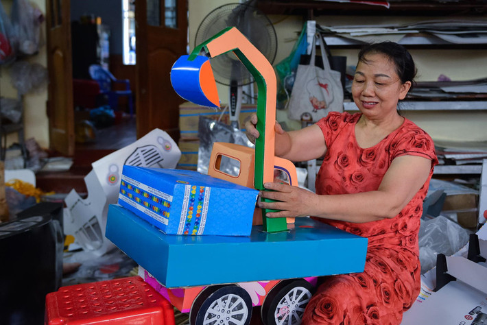 Gia đình bà Nguyễn Thị Oanh (59 tuổi) chuyên làm mô hình ôtô. Năm nay gia đình bà có nhiều mẫu mới, một trong số đó là những chiếc xe cần cẩu