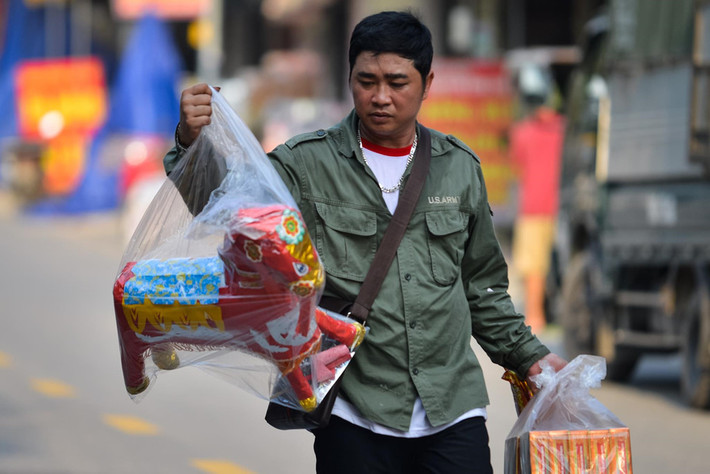 Một tài xế xe hàng chạy qua làng nghề tranh thủ sắm một ít tiền vàng mã cho ngày rằm sắp tới. Anh khoe vừa mua được con ngựa giấy với giá 15.000 đồng.