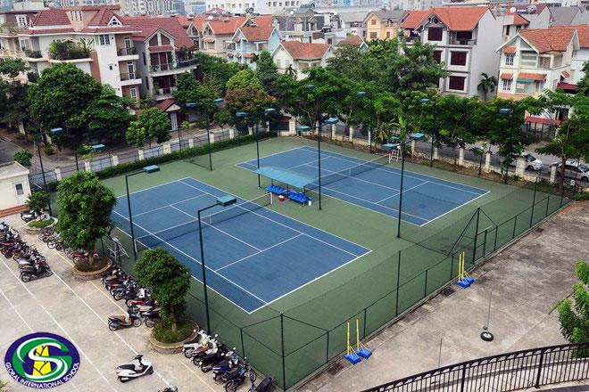 Bên trong khuôn viên trường này còn có sân chơi thể thao dành cho các em học sinh. Theo thông tin trên website của trường này thì các khoản phí và học phí tại đây cũng "chát" không kém so với những trường đang "xưng danh" Quốc tế trên địa bàn TP Hà Nội. Ảnh: GIS