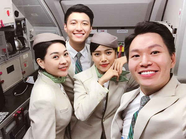 Được biết, anh chàng đã theo nghề tiếp viên hàng không được gần 4 năm và đây cũng là công việc mơ ước từ nhỏ của Hưng. Nó giúp anh chàng được đi du lịch, có nhiều kiến thức hơn trong cuộc sống, cải thiện khả năng giao tiếp cũng như thấu hiểu mọi người xung quanh.
