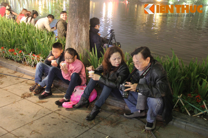 Rất nhiều phó nháy, thợ chụp ảnh đã có mặt từ sớm, ngồi sát ven Hồ Gươm để "xí chỗ" đẹp đón thời khắc Năm mới.