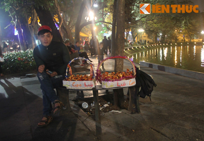 Quanh hồ Hoàn Kiếm, những người kinh doanh, bán hàng rong, bán quà Tết cũng chuẩn bị cho một đêm lao động vất vả.