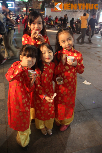 Các em nhỏ được bố mẹ chuẩn bị cho quần áo đẹp, xúng xính xuống phố.