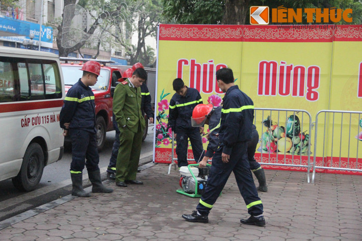 Lực lượng công an, bộ đội phối hợp với đội phòng cháy chữa cháy để triển khai công việc tại trận địa pháo hoa Hồ Gươm.