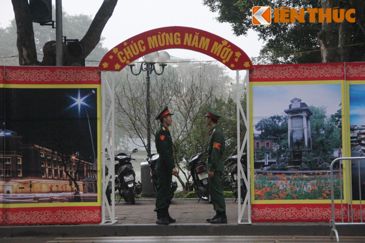 Trước giờ G đại tiệc đêm giao thừa, khu vực trận địa pháo hoa được canh phòng rất cẩn mật. Tường bạt cao 2m được lắp đặt, nhân viên an ninh, bộ đội canh gác 24/24h và nhắc nhở những người dân hiếu kỳ đứng chụp ảnh không làm ảnh hưởng đến công tác bên trong.