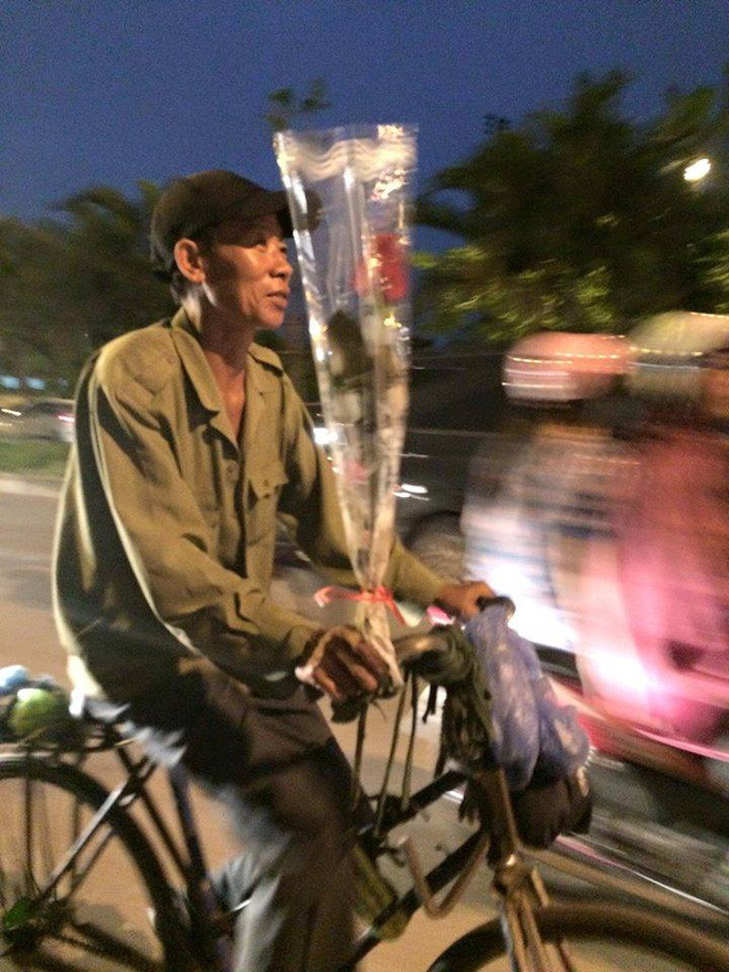 Dù giá trị bông hoa mà người đàn ông nghèo dành cho vợ rất đỗi khiêm nhường nhưng tình yêu thương bền bỉ, son sắt mà vợ chú Đoan nhận được từ chồng là niềm ao ước của nhiều phụ nữ. Giữa xã hội hiện đại ngày nay, giá trị đồng tiền làm đảo lộn nhiều thứ, người ta vẫn bảo phải giàu sang mới hạnh phúc, ấy vậy mà kể cả khi phụ nữ sống một cuộc đời nghèo khó nhưng người đàn ông của họ vẫn luôn dành hết những điều tốt đẹp nhất cho họ, đó mới là điều tuyệt vời. Lời tâm sự giản dị, thật thà của chú Đoan chia sẻ khiến không ít người phải suy ngẫm, dù nhà không có điều kiện nhưng chú vẫn muốn vợ được đầy đủ như người ta. Ảnh: Hồng Phú.