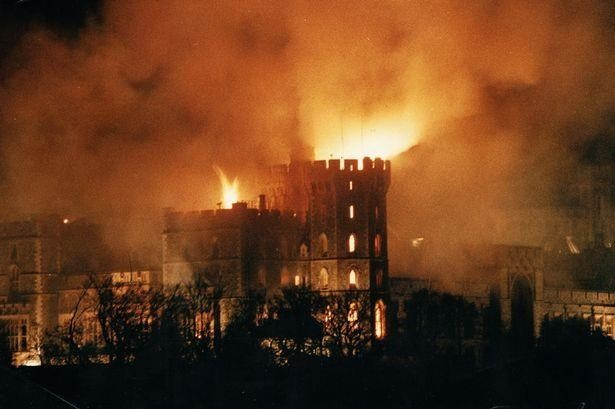 Ngày 20/11/1992, một vụ hỏa hoạn lớn xảy ra tại Lâu đài Windsor, phía Tây London, Anh, phá hủy một phần phía Đông Bắc của tòa lâu đài. Windsor được xem là lâu đài lớn nhất thế giới và có lịch sử lâu đời bậc nhất nước Anh, với diện tích gần 45.000m2, tọa lạc ở một vùng đất tuyệt đẹp, nơi hợp lưu của sông Thames và sông Kennet, cách thủ đô London chỉ 33km về phía Tây. Ảnh: Mirro.