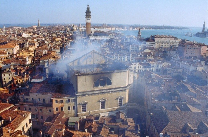 La Fenice ở Italy, khai trương năm 1792, là một trong những nhà hát opera đẹp nhất thế giới với độ vang âm thanh gần như hoàn hảo. Sau vụ cháy năm 1996, hai thợ điện bị kết án 6 và 7 năm tù vì tội lơ là trách nhiệm. Nhà hát mở cửa trở lại vào năm 2004.