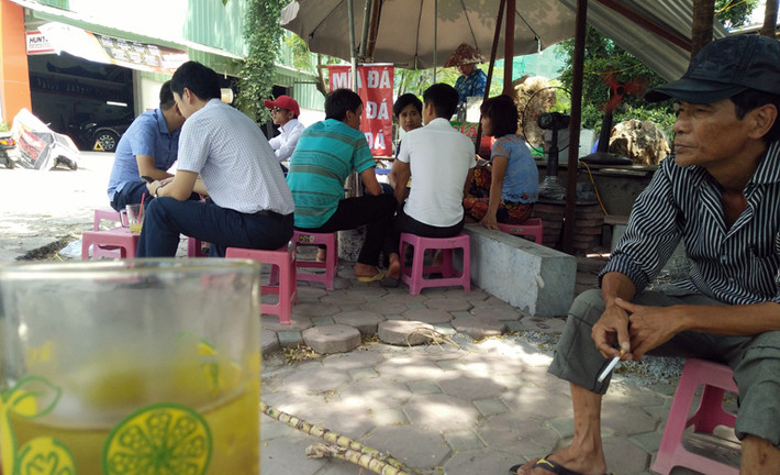Những quán trà đá vỉa hè khá hút khách trong những ngày Hà Nội nắng nóng.