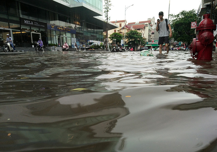 Trong khi đó, đường Lê Trọng Tấn (Thanh Xuân, Hà Nội) cũng bị ngập úng nặng sau mưa.