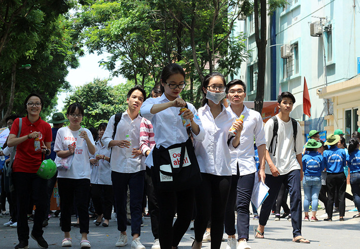 Sáng 24/6, các thí sinh bước vào ngày thi cuối cùng trong kỳ thi THPT Quốc gia năm 2017 với 3 môn tổ hợp Lịch sử, Địa lí, Giáo dục công dân với thời gian làm bài mỗi môn là 50 phút. Ghi nhận của PV Kiến Thức, tại điểm thi trường THCS - THPT M.V.LôMôNôXốp (Hà Nội), các thí sinh sau khi hoàn thành 3 môn thi tổ hợp và rời khỏi phòng thi rất tự tin.