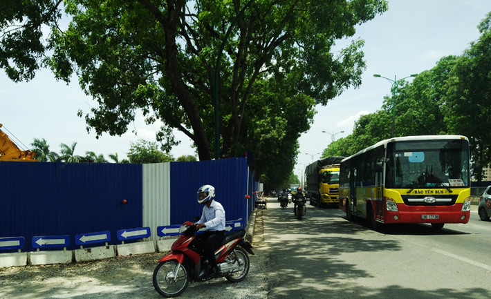 Để phục vụ cho việc thi công thuận lợi, đơn vị thi công đã dựng hàng rào tôn dọc hai bên đường Phạm Văn Đồng.