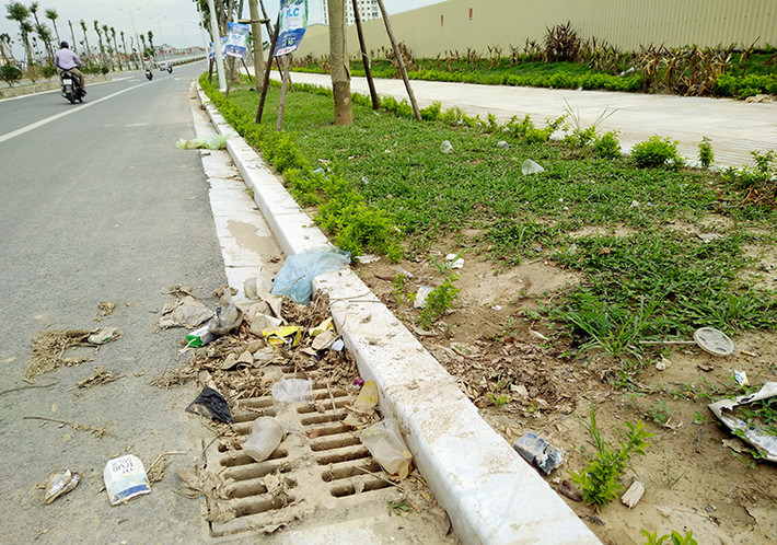 Trong khi đó, nhiều đoạn trên con đường xuất hiện rác thải vứt bừa bãi, nhếch nhác gây mất mỹ quan đô thị mà chưa thấy đơn vị liên quan xử lý.