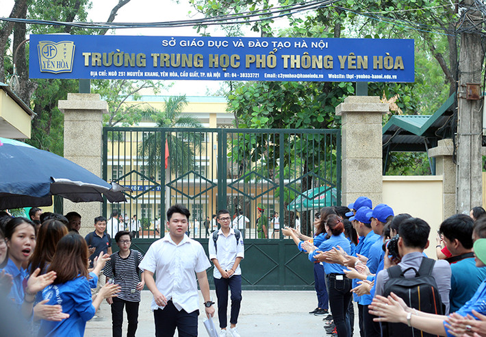 Đúng 16h chiều 22/6, các thí sinh tham dự môn Toán trong kỳ thi THPT Quốc gia năm 2017 tại điểm thi trường THPT Yên Hòa (Hà Nội) đã hoàn thành xong bài làm và rời khỏi phòng thi.