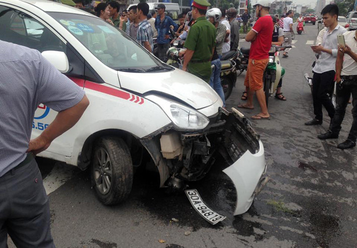 Chiếc xe taxi bị đâm hư hỏng nặng.
