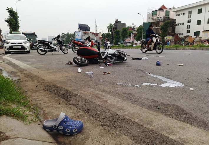 Xe đạp điện bị chiếc xe ô tô đâm văng cách xa khoảng 10m.