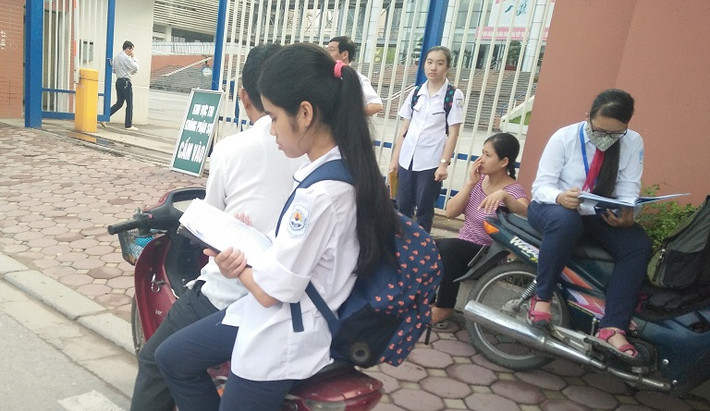 Một số thí sinh khác cũng tranh thủ ôn lại bài ở ngay ngoài cổng trường thi.