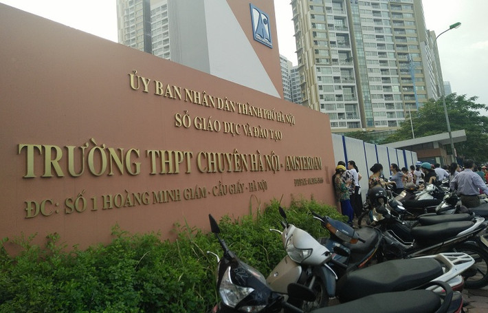Theo Sở GD&ĐT Hà Nội, năm học 2017-2018, toàn thành phố có hơn 50.000 chỉ tiêu tuyển sinh lớp đầu cấp cho các trường này nhưng số lượng đăng ký hiện cao gần gấp ba lần với 147.500 hồ sơ. Số thí sinh đăng ký nguyện vọng một trên 76.000 em, nguyện vọng hai gần 71.500 em.