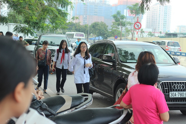 Sáng 9/6, hơn 76.000 học sinh đã tham dự kỳ thi tuyển sinh vào lớp 10 ở Hà Nội với môn thi Ngữ Văn (thời gian làm bài 120 phút). Ghi nhận của PV Kiến Thức tại trường THPT chuyên Hà Nội - Amsterdam, các thí sinh được phụ huynh đưa đến điểm thi từ rất sớm.