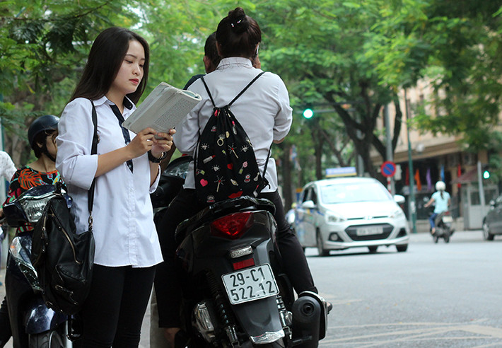 Sáng nay (22/6), hơn 866.000 thí sinh của 63 cụm thi ở tất cả các tỉnh/thành phố trực thuộc Trung ương sẽ chính thức tham dự môn thi đầu tiên - Ngữ văn trong kỳ thi THPT Quốc gia năm 2017 với thời gian làm bài 120 phút. Ghi nhận tại điểm thi trường THPT Việt Đức (Lý Thường Kiệt, Hà Nội) các em học sinh đến phòng thi rất sớm. "Em có chút hồi hộp nhưng kiến thức đã ôn rất kỹ và đã sẵn sàng cho kỳ thi quan trọng lần này. Em hy vọng sẽ làm bài tốt và sau này có thể đỗ vào trường ĐH Kinh tế Quốc dân như nguyện vọng xét tuyển của em", thí sinh Nguyễn Hương My (trường THPT Trần Phú, Hà Nội) bày tỏ.