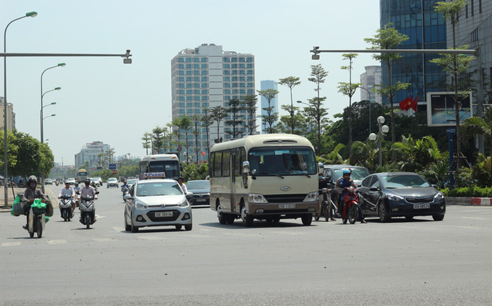 Hà Nội mấy ngày qua xảy ra nắng nóng gay gắt như thiêu đốt. Đây là đợt nắng đỉnh điểm từ đầu hè với nền nhiệt ngoài trời trên 40 độ C.
