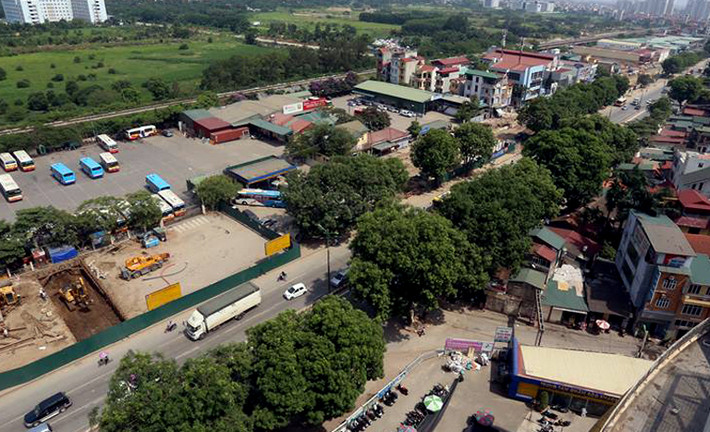 Nằm trong dự án mở rộng đường vành đai 3 (đoạn từ chân cầu vượt Mai Dịch đến cầu Thăng Long, Hà Nội), hơn 1.300 cây xanh dọc hai bên đường Phạm Văn Đồng (Hà Nội) tới đây sẽ được chặt hạ, đánh chuyển (trước ngày 30/9).