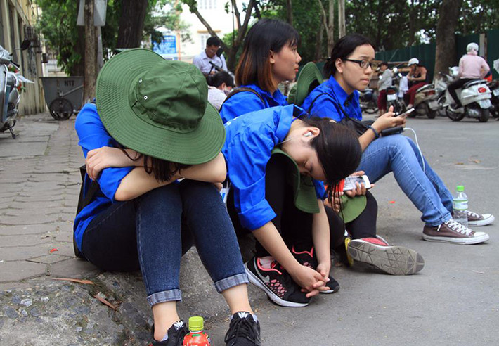 Có một số bạn do quá mệt mỏi nên tranh thủ ngủ gật ngay ở vỉa hè.