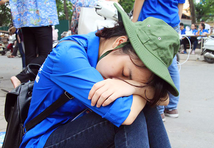 Thời điểm diễn ra kỳ thi THPT Quốc gia năm 2017 cũng là thời gian các nữ sinh viên tình nguyện được nghỉ hè. Tuy nhiên, họ đã đăng ký đến tiếp sức mùa thi ở các điểm thi trên địa bàn Hà Nội thay vì nghỉ ngơi, ở nhà hoặc làm một số công việc khác. "Nhớ lại ngày xưa em đi thi cũng được các anh chị sinh viên tình nguyện hướng dẫn, chỉ bảo tận tình nên bản thân em cũng muốn đóng góp một phần công sức nhỏ bé của mình để giúp các sĩ tử có thêm động lực hoàn thành phần thi của mình một cách xuất sắc hơn", một nữ sinh viên tình nguyện chia sẻ.