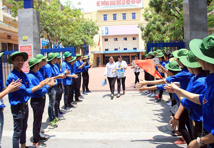 Kỳ thi THPT Quốc gia năm 2017 đã kết thúc (bắt đầu từ ngày 21/6-24/6), các thí sinh cùng phụ huynh tham dự kỳ thi năm nay với rất nhiều hình ảnh hài hước, xúc động... Đặc biệt, hình ảnh các nữ sinh viên tình nguyện xinh đẹp đứng dưới ánh nắng chang chang để tiếp sức mùa thi, động viên tinh thần của các sĩ tử làm không ít bậc phụ huynh cảm động. Ảnh chụp tại điểm trường THCS - THPT M.V.LôMôNôXốp (Hà Nội).