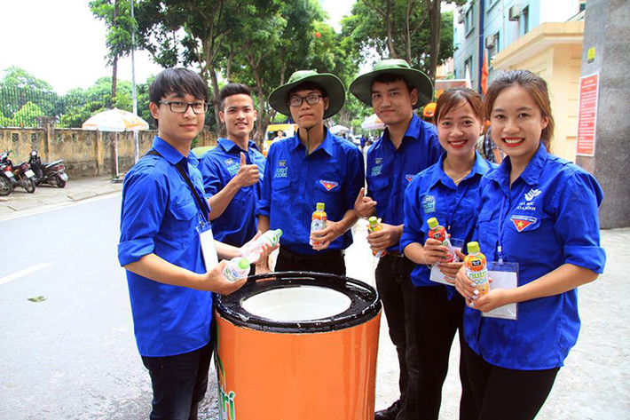 Dưới ánh nắng chói chang các nữ sinh viên tình nguyện cùng các bạn nam đưa từng chai nước miễn phí cho sĩ tử cùng các bậc phụ huynh khiến nhiều người xúc động.