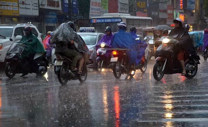Đến khoảng 15h45 cùng ngày, các khu vực ở Hà Nội bắt đầu đón mưa lớn sau những ngày nắng nóng kỷ lục với nhiệt độ lên trên 40 độ C.